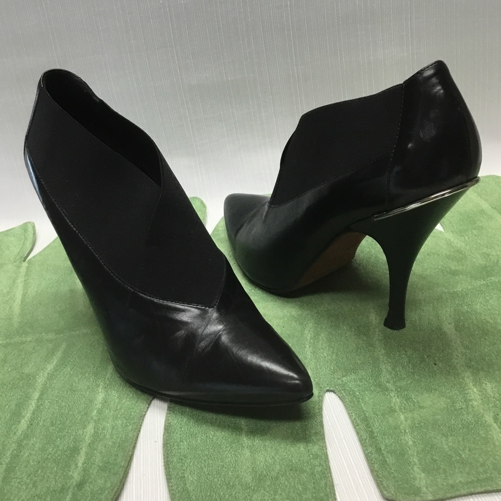 Donald J. Pliner Sleek Black Leather Heels - Picture 1 of 8